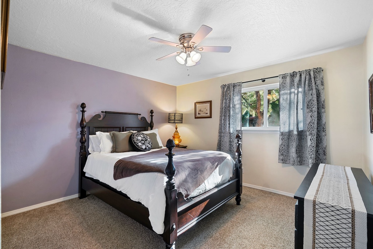 غرفة نوم بمرتبة متوسطة الحجم