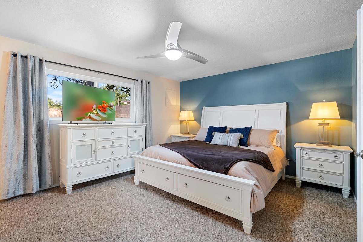 غرفة نوم بسرير بمقاس كبير وفراش أرجواني ثابت