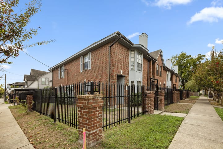 4br Montrose Townhomes | Sleeps 19, Walkable - Houston, TX