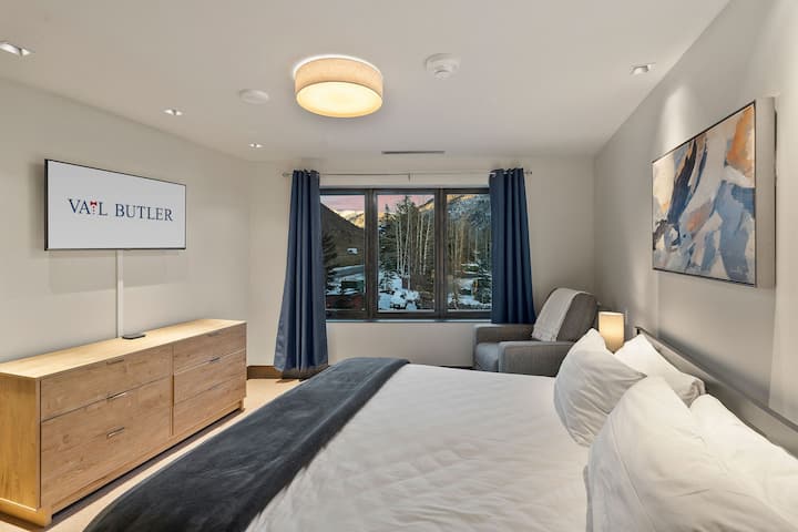 dormitorio con cama tamaño queen 
