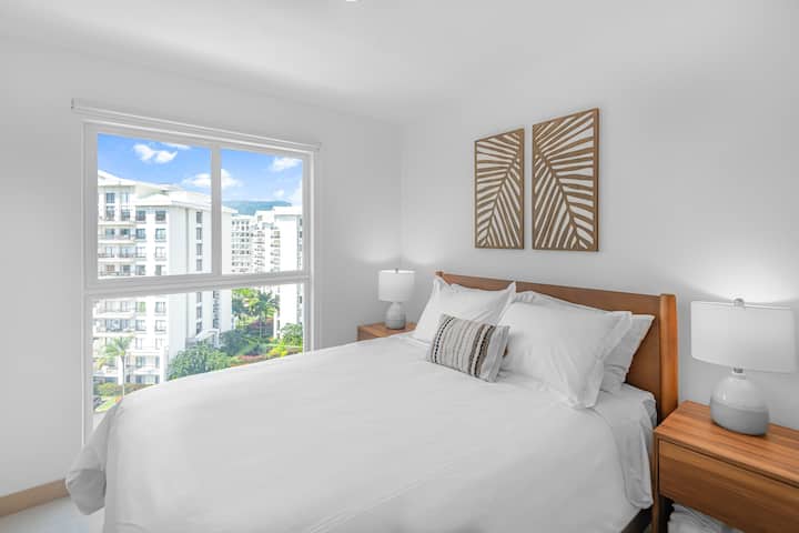 Queen Bed: ნათელი და მყუდრო, გთავაზობთ ორადგილიან საწოლს და დეკორს მშვიდი ძილისთვის.