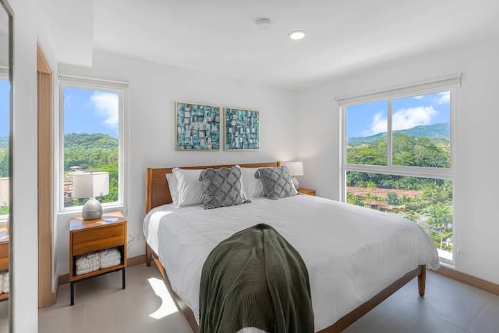 Დიდი საძინებელი: ფართო და ელეგანტური, ამ საძინებელში არის ლუქს-კლასის საწოლი და რბილი განათება მშვიდი დასვენებისთვის.