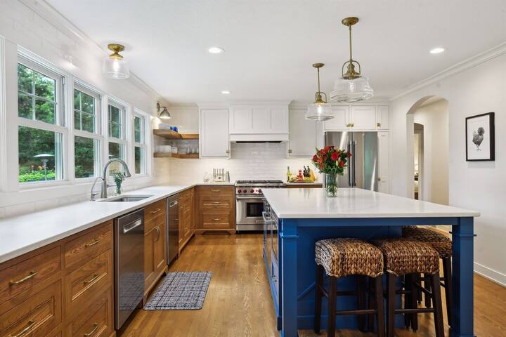 Lake Minnetonka time! Fireplace,games,beach! gallery image 5