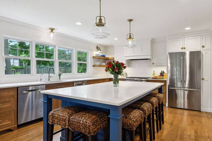 Lake Minnetonka time! Fireplace,games,beach! gallery image 4