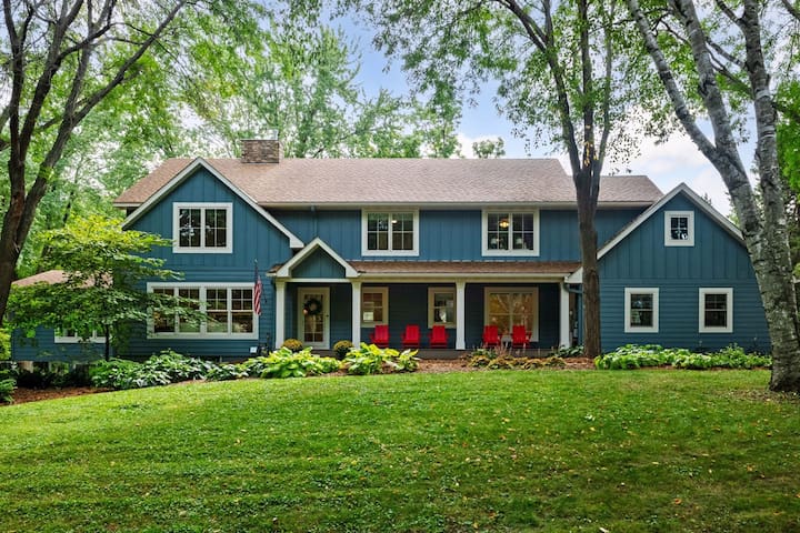 Lake Minnetonka time! Fireplace,games,beach!