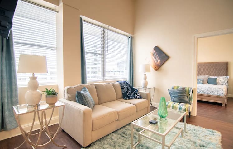 1502 2 Blks 2 Burbn & Qrtr W/RTView/Gym/Pool