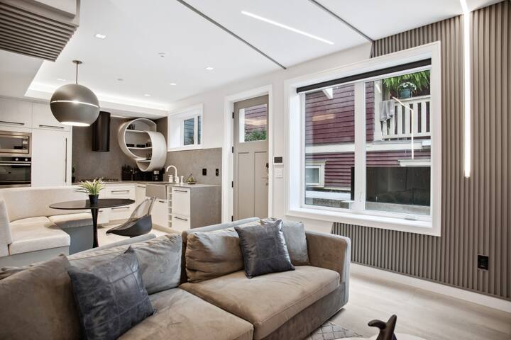 Luxury 2 Bedroom Downtown Beachside Unit gallery image 2