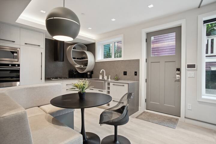 Luxury 2 Bedroom Downtown Beachside Unit gallery image 3