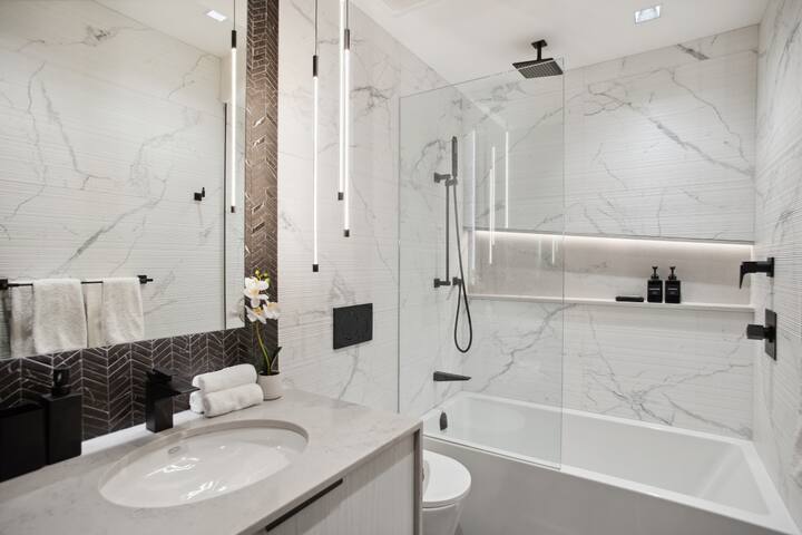 Luxury 2 Bedroom Downtown Beachside Unit gallery image 5