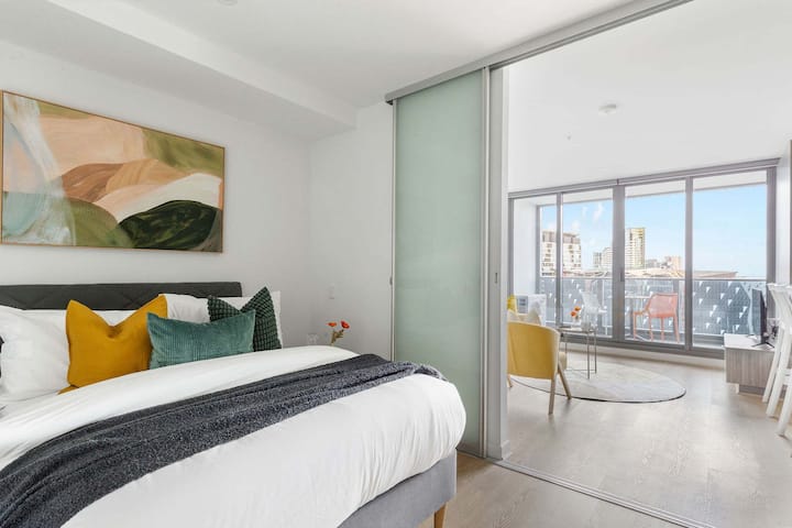 Un segundo dormitorio con una cama tamaño queen y lujosas almohadas.