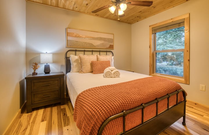 Glavna spavaća soba s bračnim krevetom (160x200)