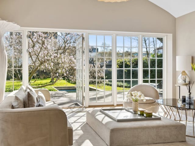 Sanders Swan – Marvellous villa close to the cente