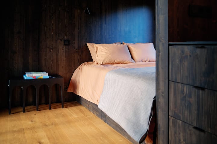 Kitanda cha Kwanza kilicho na dooe ya mbao inayoteleza