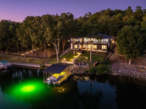 New Luxury Lakefront w/ GameRoom Hot Tub FirePit