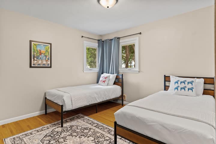 Odmorite se u udobnoj spavaćoj sobi s dva kreveta, svježom posteljinom, drvenim podovima i prirodnim svjetlom koje struji kroz kutne prozore.