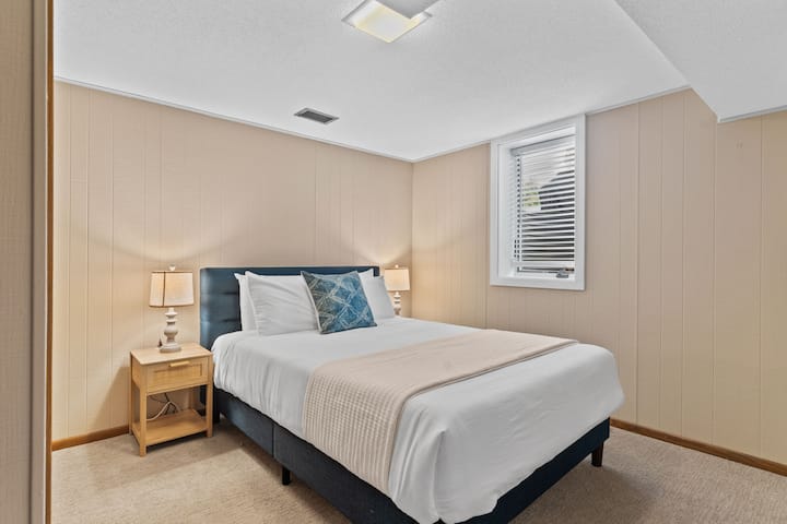 Utonite u svježu bijelu posteljinu i mirno se odmorite u ovoj spokojnoj spavaćoj sobi u kojoj topli drveni detalji stvaraju savršeno utočište.