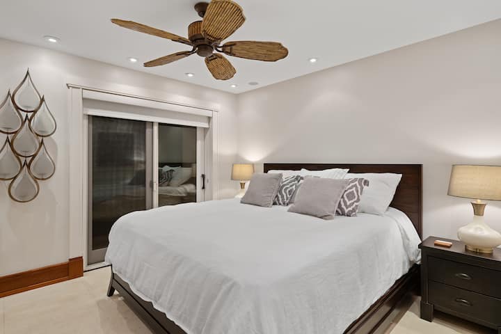 Гостинската спална соба во приземјето има брачен кревет (широк 180 – 220 см) и веранда.