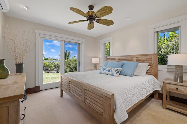 Собата за гости број четири во приземјето има брачен кревет (широк 180 – 220 см) и веранда.