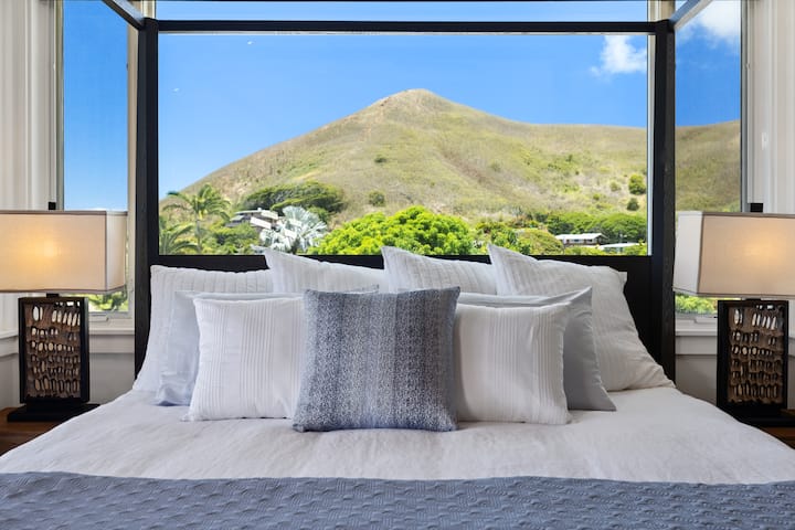 Главниот апартман со брачен кревет (широк 180 – 220 см) и поглед.