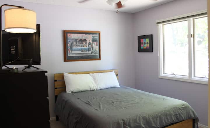 Druhá spálňa ponúka menšiu manželskú posteľ