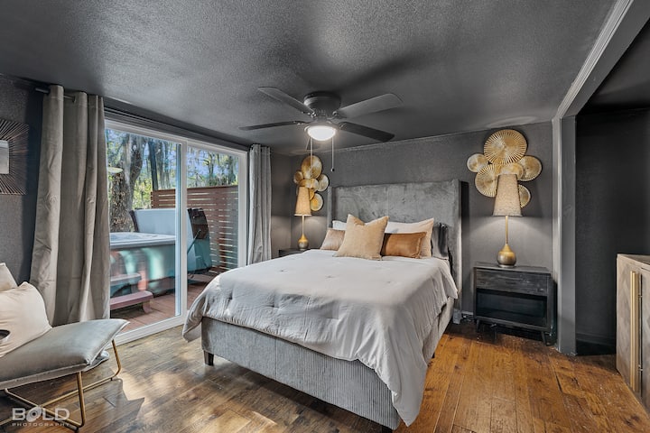 ¡El dormitorio 1 tiene una cama tamaño queen y una puerta privada al jacuzzi!