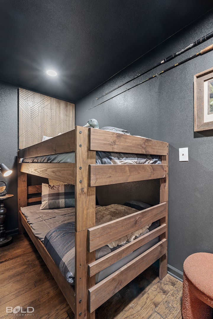 Ubicada justo al lado del dormitorio principal, esta pequeña habitación con literas cuenta con una cortina para mayor privacidad (no tiene puerta) y es ideal para niños.