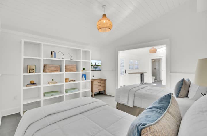 בחדר שינה 4 יש שתי מיטות נפרדות וטלוויזיה.