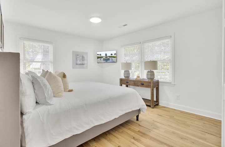 חדר שינה 2 כולל מיטת קינג, טלוויזיה וחדר רחצה צמוד.