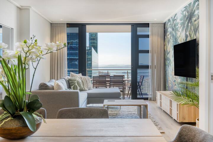 Sensational Cape Town Condo – Views & Pool Deck gallery image 4
