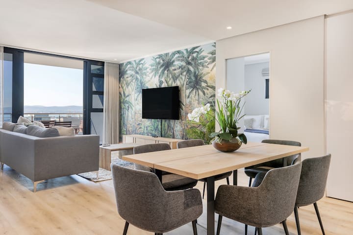 Sensational Cape Town Condo – Views & Pool Deck