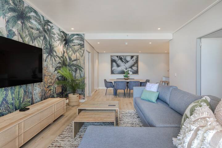 Sensational Cape Town Condo – Views & Pool Deck gallery image 3