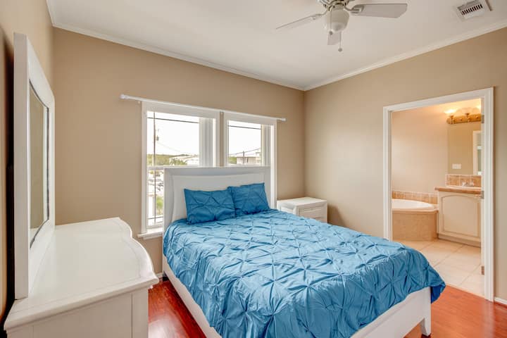 Dormitorio 1 | Cama tamaño queen | Ropa de cama disponible | Televisión inteligente con cable