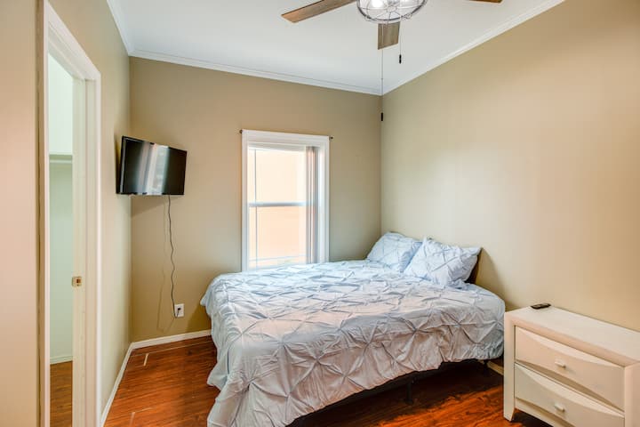 Dormitorio 2 | Cama queen | Televisión inteligente con cable | Armario con vestidor