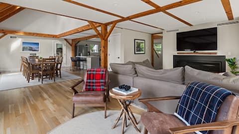 Incredible views, luxury home with guest house!