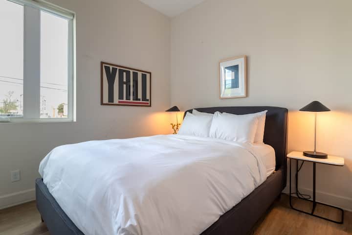 El dormitorio 2 cuenta con una cama tamaño queen (B203).