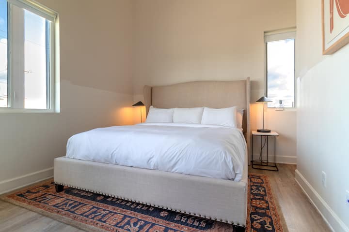 El dormitorio principal cuenta con una cama tamaño king y baño privado (B203).