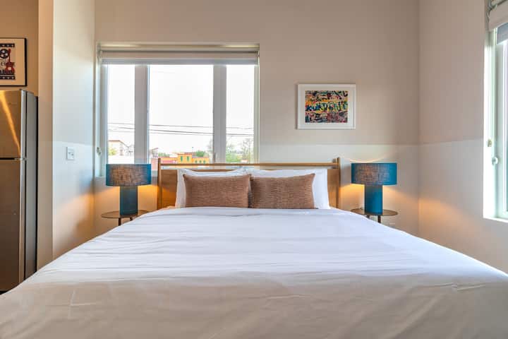 Este estudio cuenta con una cama tamaño king.