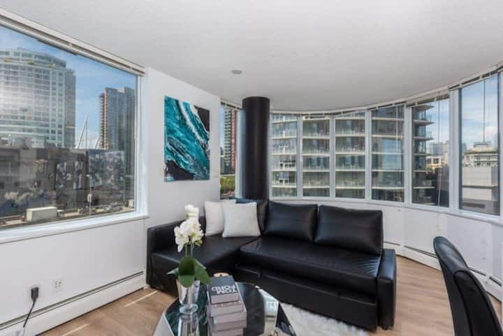 Modern & Comfy In Downtown ~ Views ~ Pool - Vancouver