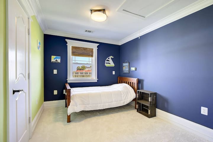 Maluwang na Middle bedroom na may Twin bed.