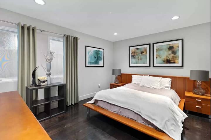 Dormitorio 1: cama tamaño queen, TV Roku, mucho espacio en el armario.