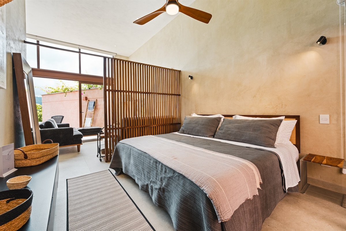 Oddýchnite si v štýlovej a útulnej spálni s manželskou posteľou veľkosti King a priamym prístupom na terasu.