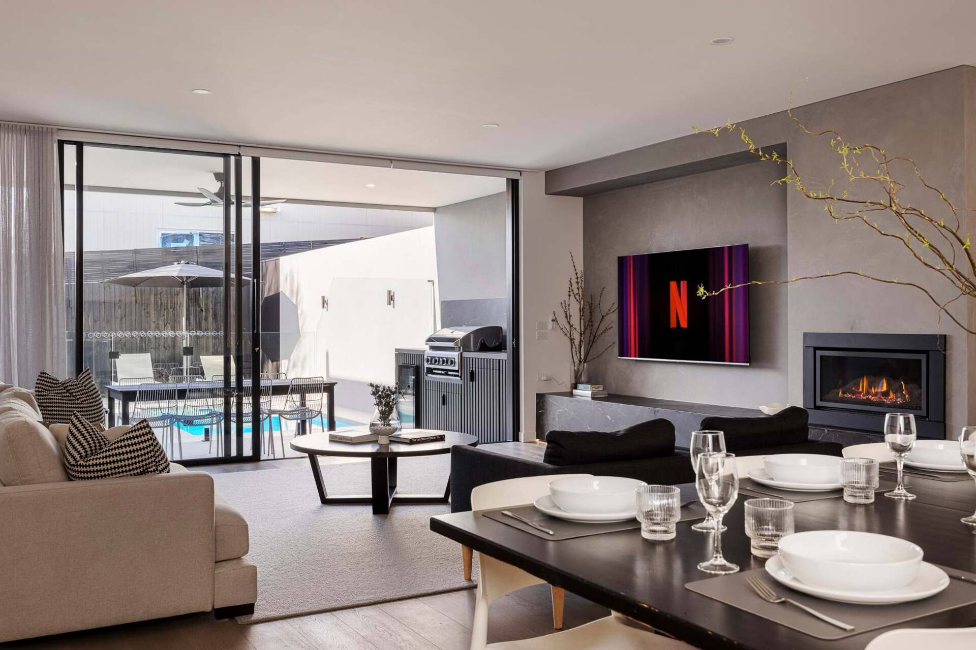 The Grey House - Luxe Entertainer with Heated Pool