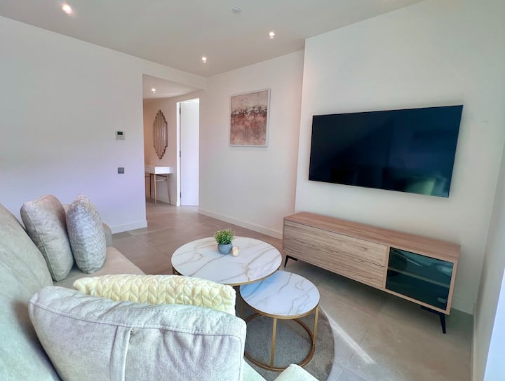 Luxury 1 Bed Apt With Pool Access In Eurocity - Gibraltar