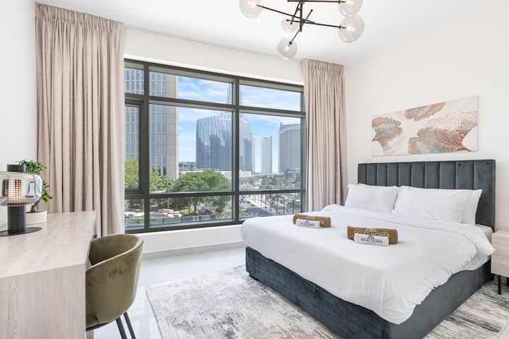 להתעורר עם נופים עירוניים מעוררי השראה – חדר שינה שמתוכנן למנוחה, לעבודה ולכל מה שביניהם.