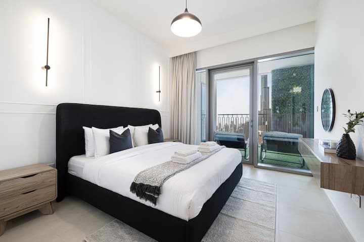 להתעורר לעיר: חדר השינה המודרני המואר היטב שלנו מציע גישה ישירה למרפסת ונופים עוצרי נשימה של קו הרקיע של דובאי