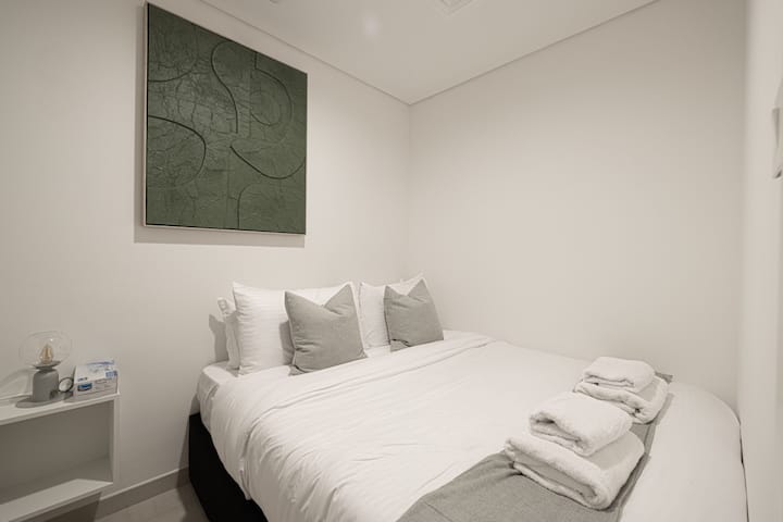 בחדר השינה יש מיטה נוחה, המיועדת לנוחות ורוגע אולטימטיביים. עם מצעים רכים ואווירה שלווה, זה המקום המושלם להירגע ולישון טוב בלילה.