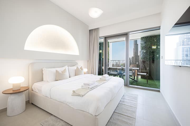 מקום המפלט המושלם: חדר השינה המודרני שלנו מתגאה בטלוויזיה חכמה וגישה למרפסת, ומזמין אתכם להירגע תוך כדי צפייה בנופים פנורמיים של דובאי