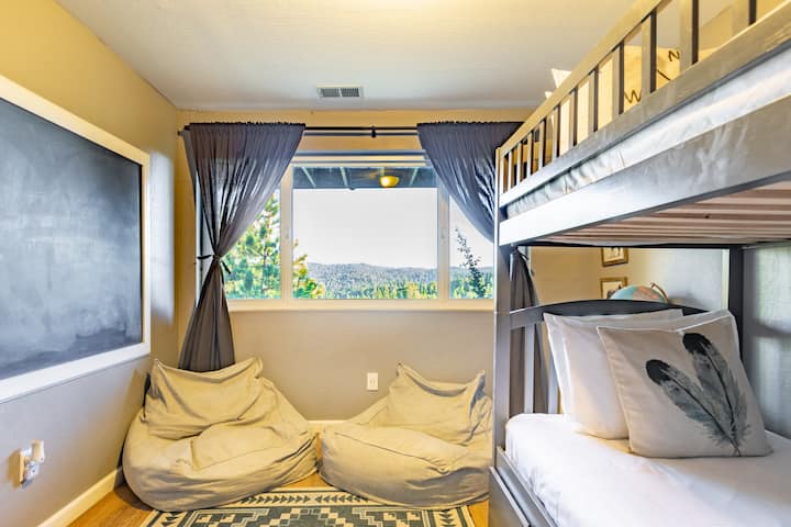 Spálňa 3 má poschodovú posteľ s dvoma jednolôžkami a výsuvným lôžkom.