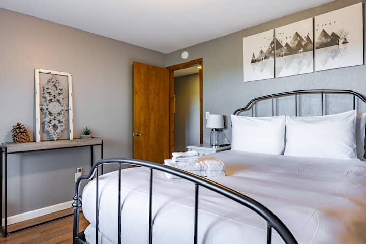 Spálňa 2 je vybavená manželskou posteľou Queen a TV.