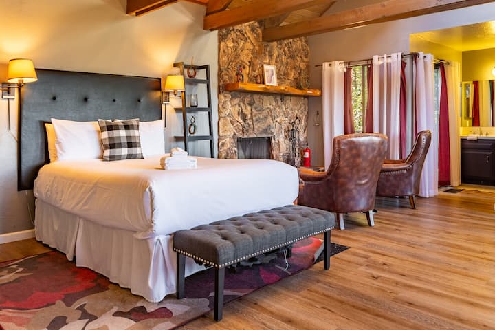 Primárna spálňa má manželskú posteľ, televízor, balkón a vlastnú kúpeľňu.